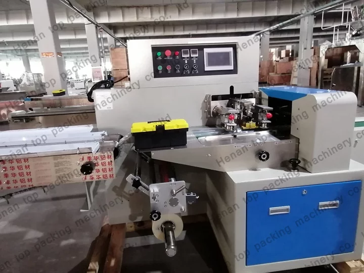 Pillow packing machine for candy