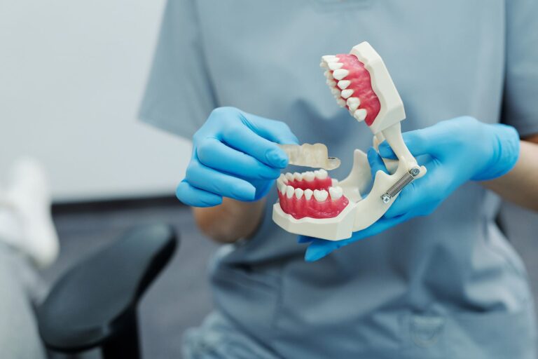 Como faço para usar fio dental com aparelho?