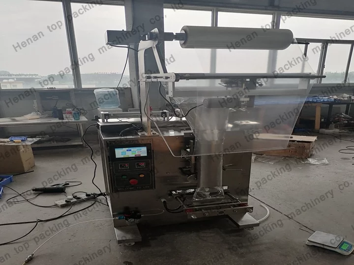 Oil packing machine