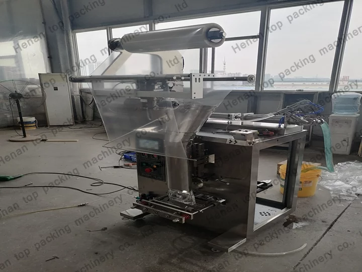 Automatic oil packing machine